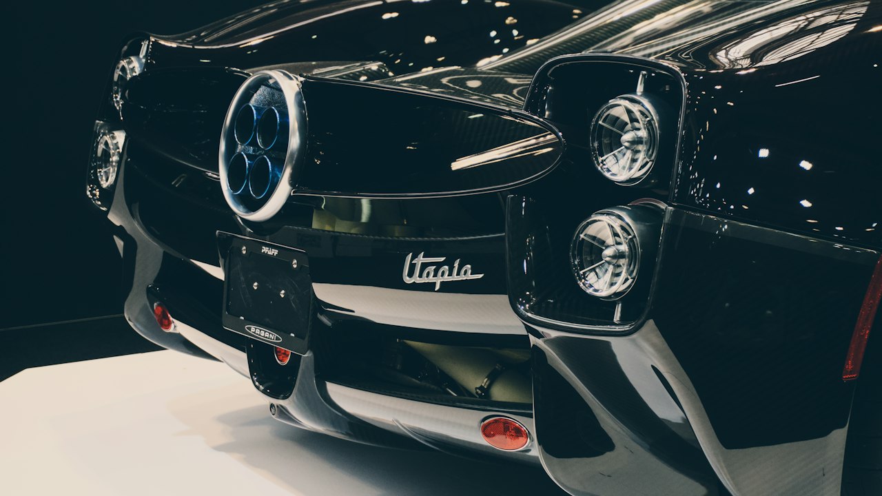 Pagani Utopia, supercar di lusso nera: piattaforma automotive dpcars.it