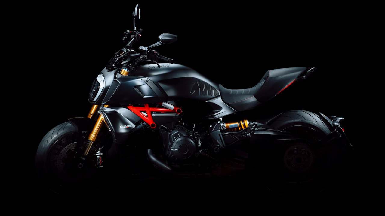 Ducati in primo piano su fondo nero, moto dal look premium per il sito road-runner.it